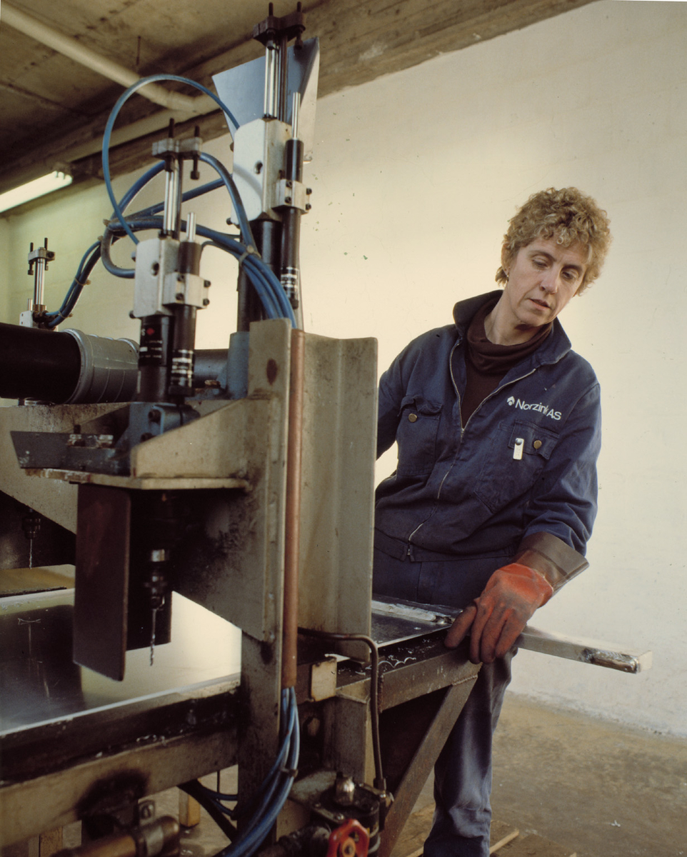 Kvinneleg industriarbeidar ved Zinken på 1980-talet.