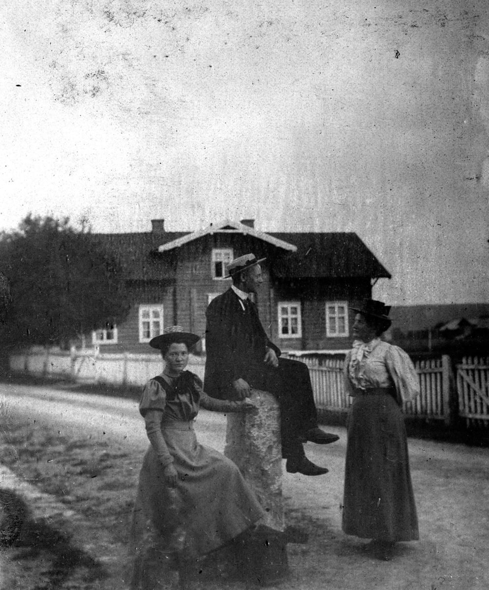 Mann og to kvinner