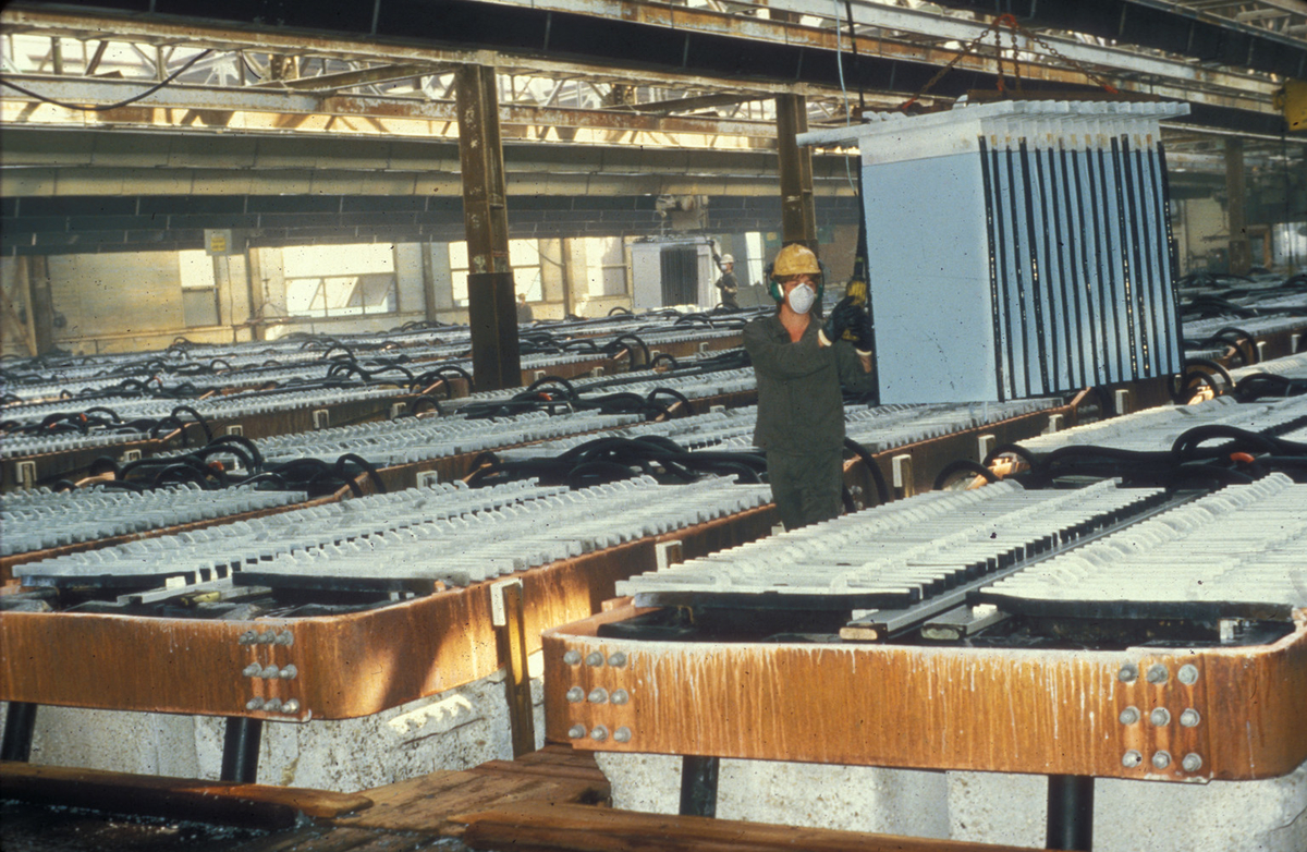 Manuell stripping i elektrolysehallen på Zinken.