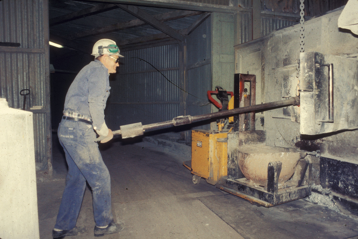 Industriarbeidar tappar sink frå skrotmn i blåseriet på Zinken.