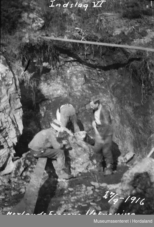 Arbeidare, innslag til tunnel, steinmassar