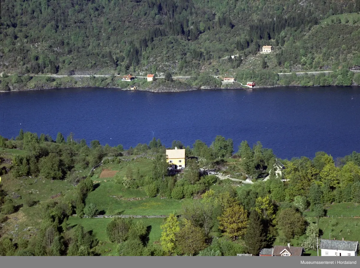 Hus, sjø, gardslandskap, kulturlandskap