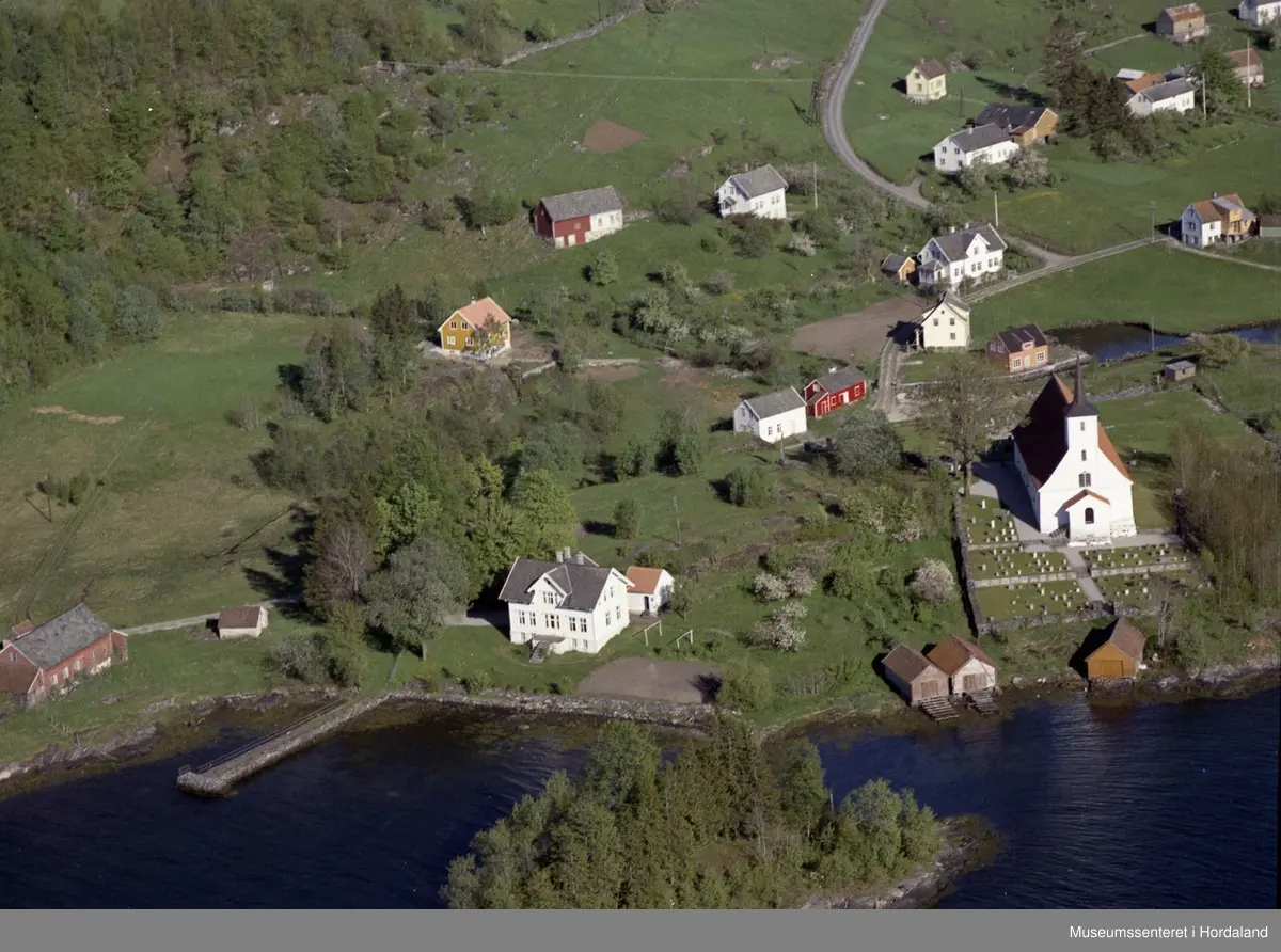 Sjø, kyrkje, bygningar, gardslandskap