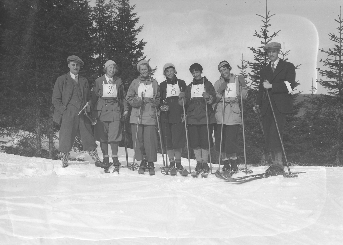 Familieskirenn på Brynseter. 
Familiene Smith, Jomar Larsen, Ellingsen, Brekke, Kjær, Askelund og Halvorsen.