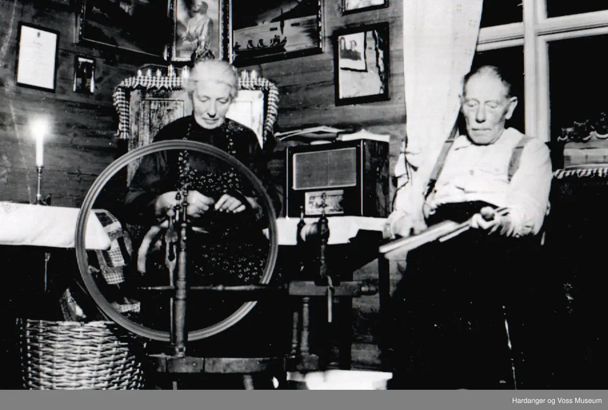 spinning, karding, kvinne ved rokken, mann som kardar