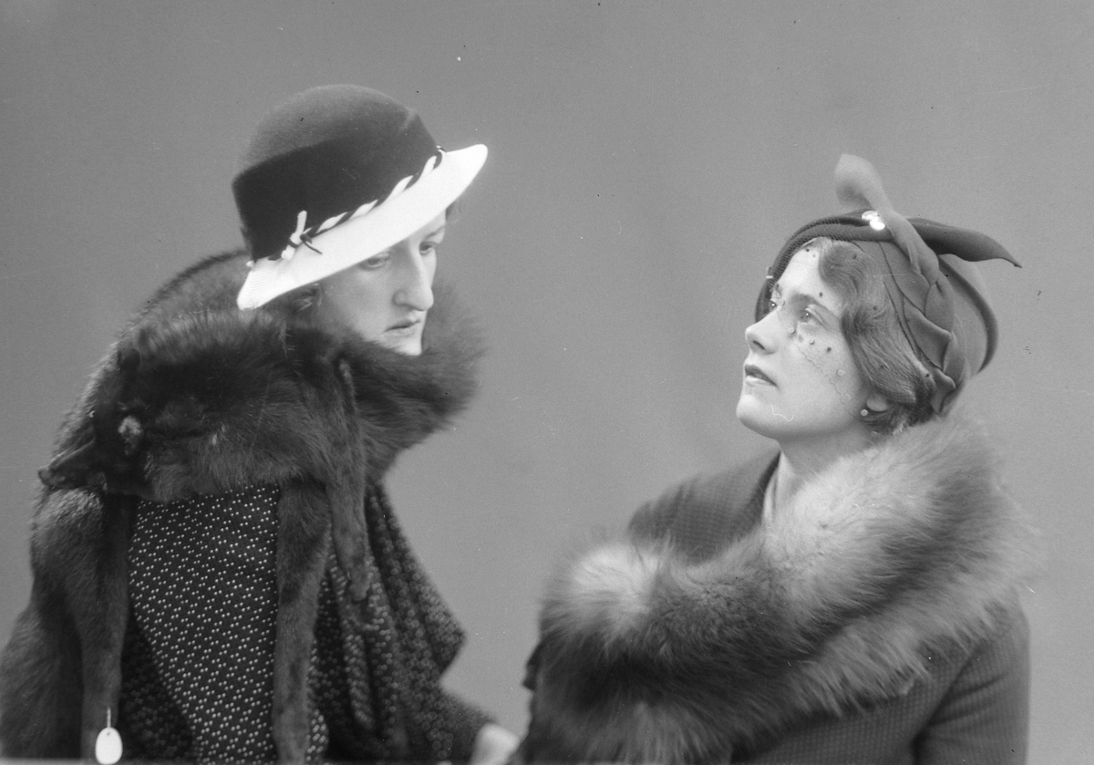 Damer med hatt og stola fotografert for Harald Hirsch moteforretning A/S