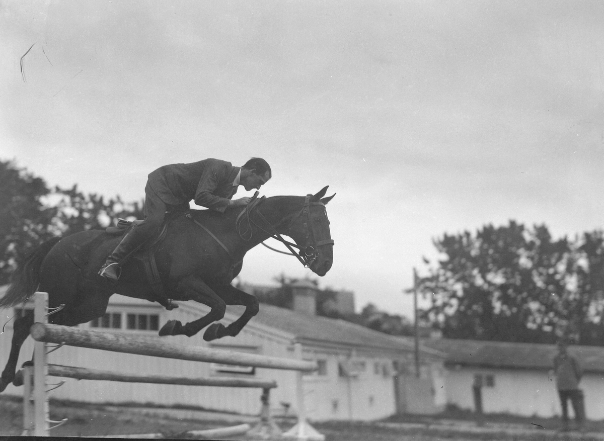 Dr. Arne Hvoslef med hest hopper over hinder