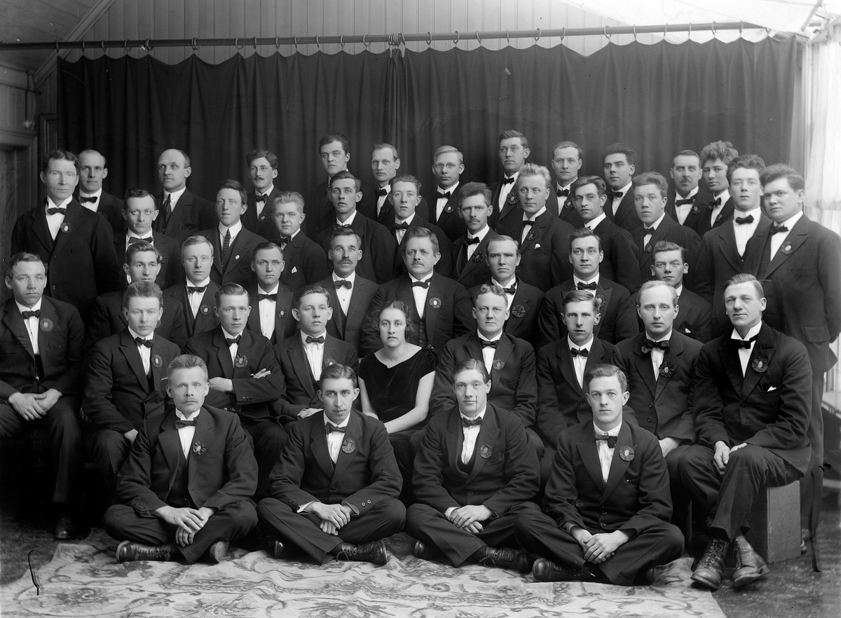 STOR GRUPPE MENN OG EN KVINNE. FESTKLEDD. FAGFORENINGAS MANNSKOR 1915-1925, VED 10-ÅRSJUBILEET. 
RAD 3. NR 4 FRA VENSTRE JENS ANDREASSEN, HAN VAR EN AV DE SOM VAR MED Å STIFTE KORET I 1915. OG VAR EN AKTIV SANGER I MER ENN 25 ÅR. 