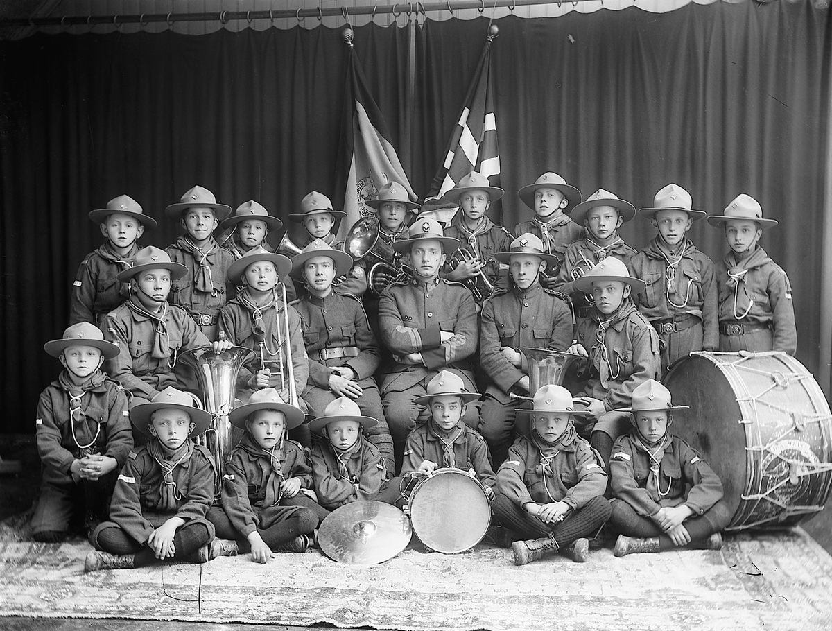 FRELSESARMEENS SPEIDERGRUPPE MED INSTRUMENTER. MUSIKKORPS. 