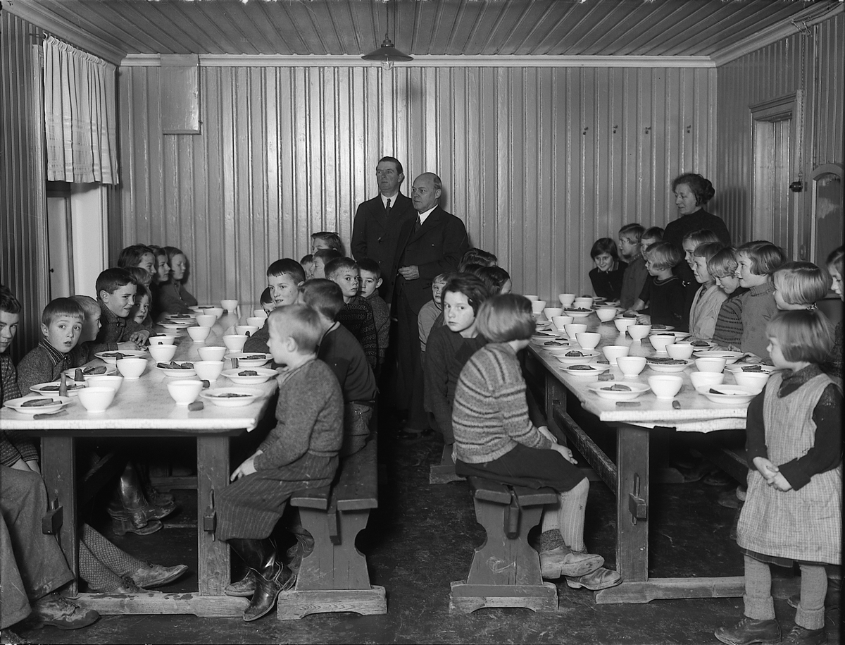 OSLOFROKOST PÅ SKOLEN. HAMAR FOLKESKOLE. SKOLEBARN. SKOLELEGE DR. ERICH ERICHSEN. SKOLEINSPEKTØR FREDRIK MONSEN OG LÆRER DAGNY ROTHI. 