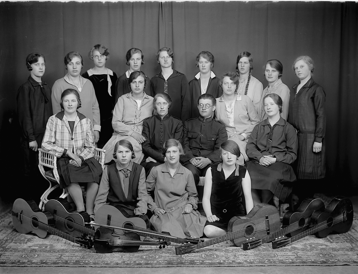 FRELSESARMEENS UNGDOMSLIGA. GRUPPE KVINNER MED GITAR OG FELER. 