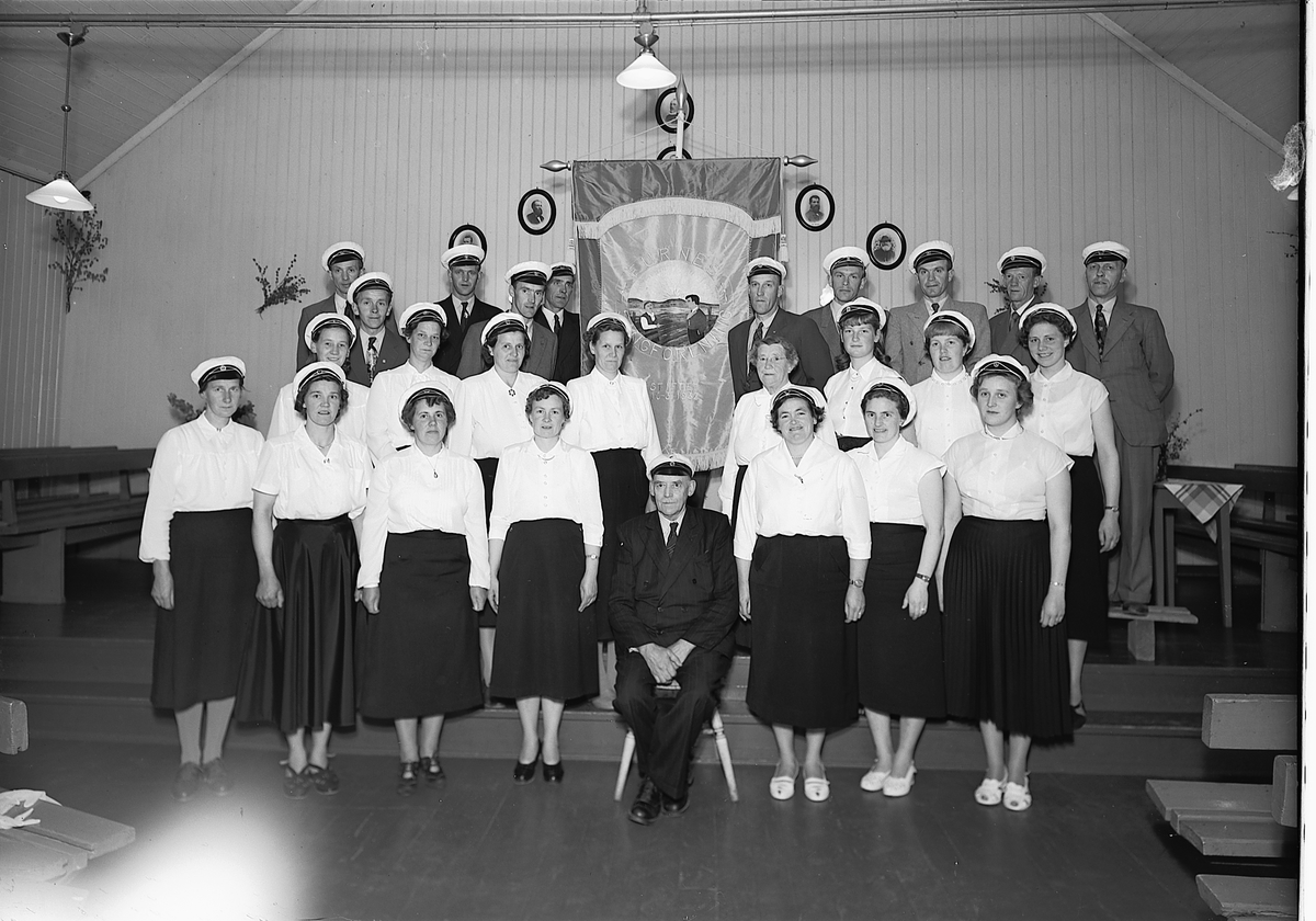 Furnes sangforening 1956
Bildet er tatt i forbindelse med innvielse av ny fane i 1956. Det skjedde på Betania bedehus hvor koret holdt øvelser den gangen. 
Første rekke f.v. Lovise Røsbak, Marthe Marken, Sigrid Buenget,  Solveig Backe, dirigent Gunnar Fredhjem (sittende), Lisbeth Haugen, Janne Enger, Ingrid Heggelund. Midtre rekke, Astrid Hangenholen, Berthe Arneberg, Marthe Hegsvold, Marthe Mikkelsen, Nora Fredhjem, Arnhild Arneberg, Gerd Hansen, Karin Turi Brun. Bakre rekke, Torbjørn Skogli, Oskar Engebakken, Arve Andersen, Nils Høisveen, Ivar Hegsvold, Reidar Arneberg, Henry kirkeby, Arne Kirkeby, Alf Sandli, Sverre Opsal.