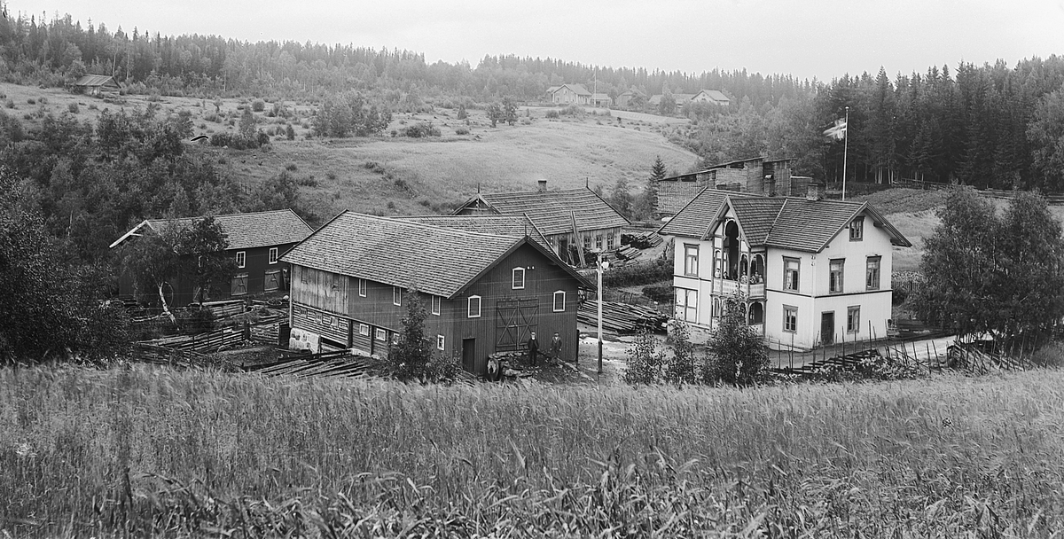 Ringsaker, Næroset, Kvisla Bruk, sagbruk, høvleri og kornmølle, brukseier Johannes Olsens (1852-1920) bolig til høyre, snekkerverksted i midten, gården Øvre Langgård i bakgrunnen, Johannes kjøpte bruket i 1881 og bygde ut og moderniserte i 1895,