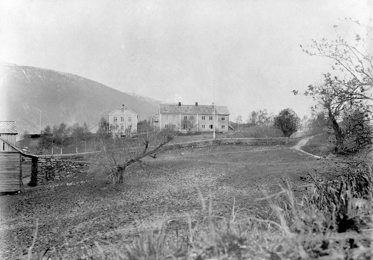 Oppland, Sør-Fron kommune, Hundorp nedre gard, Gudbrandsdalens folkehøgskole, Lise Stauri kjøpte garden i 1914,