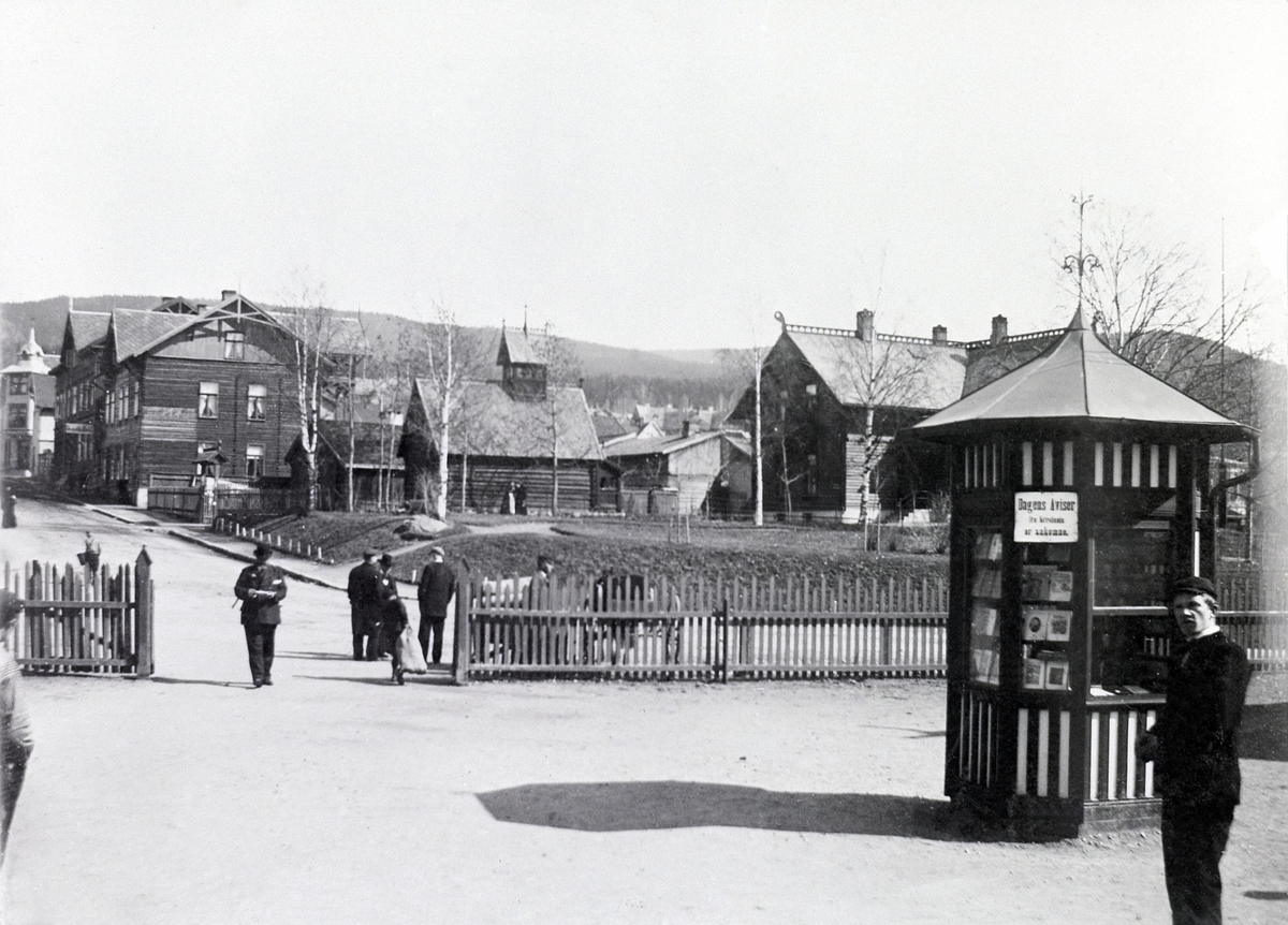 Lillehammer stasjon, De sandvigske Samlinger, tannlege Andres Sandvigs samling av hus, Narvesen kiosk på perrongen, plakat: "Dagens aviser fra Kristiania er ankommet"