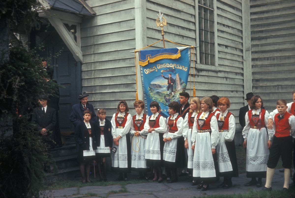 Odda Ungdomslag framfor kyrkja i Odda