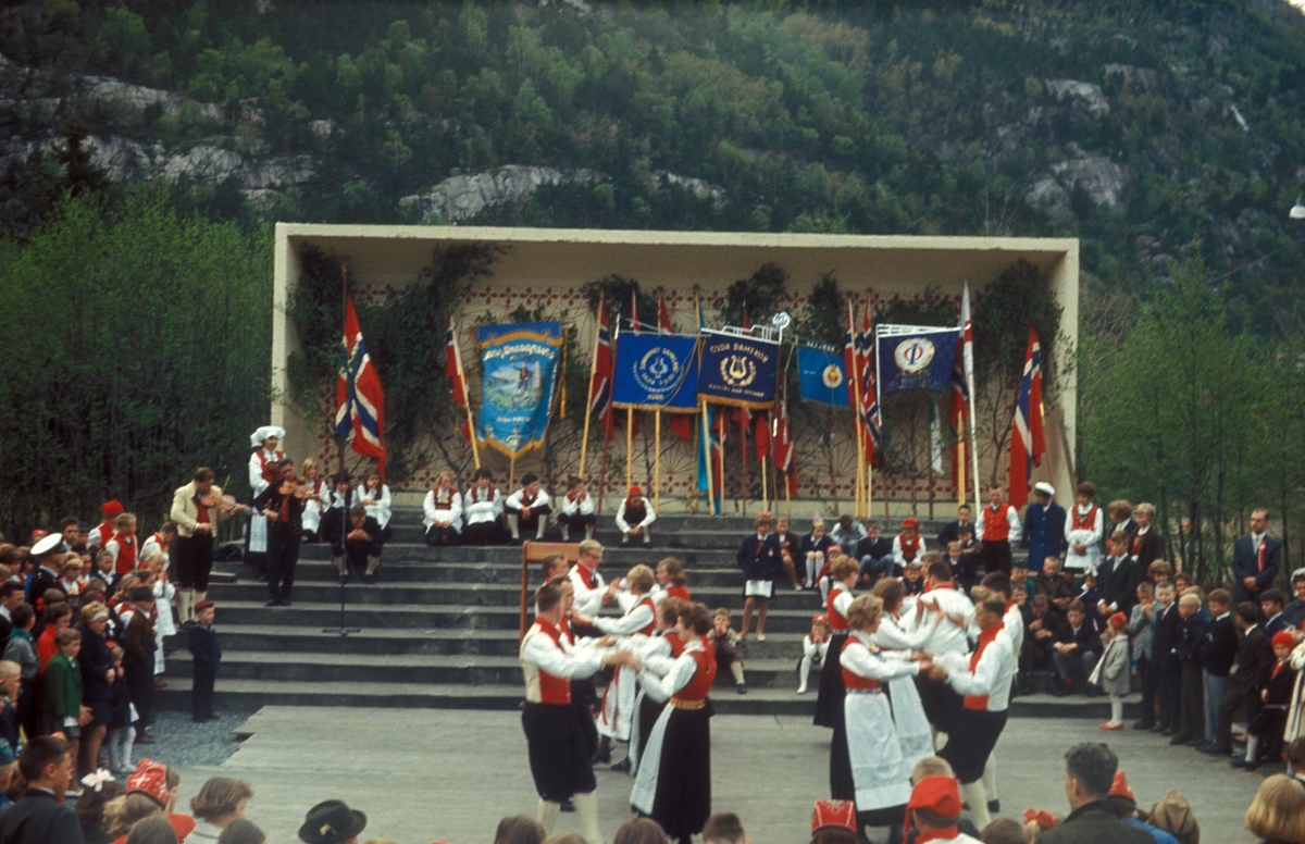 Leikarringen dansar på festplassen i Hovden