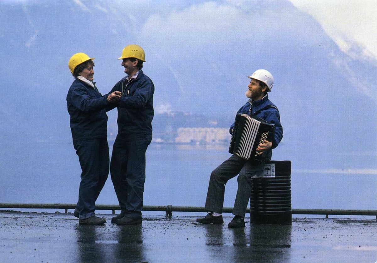 Dans og trekkspill på Odda Smelteverk si importkai