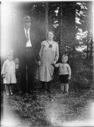 Eksteriør, skog. Ukjent gruppe, familie, to barn.