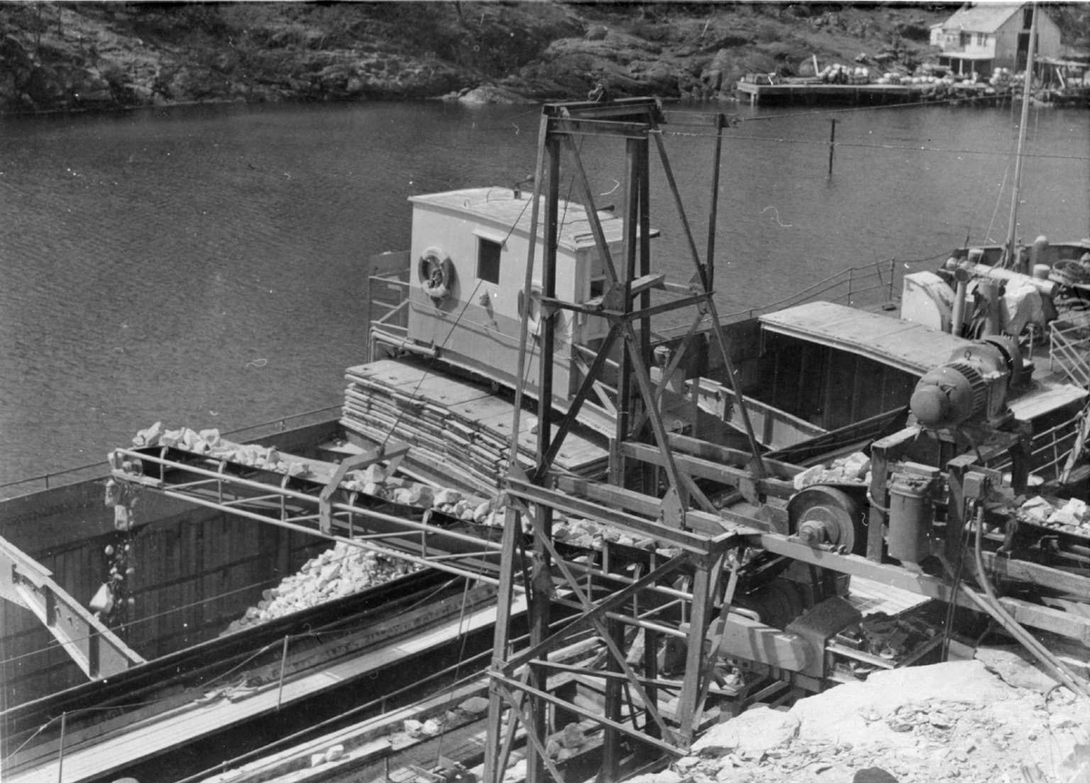 Lekteren MS Sørfjorden til kai ved Odda Smelteverk. 