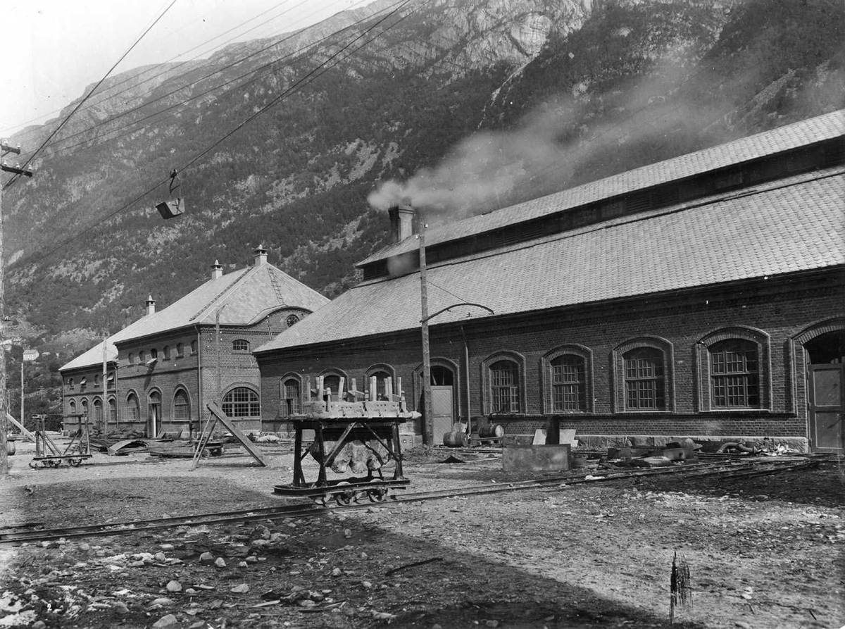 Alby United Carbide Factories Limited, Smie, med hovudlageret i bakgrunn. 