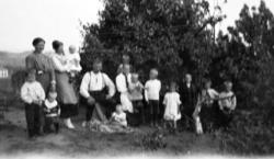 Ukjent gruppe, familie i hagen.