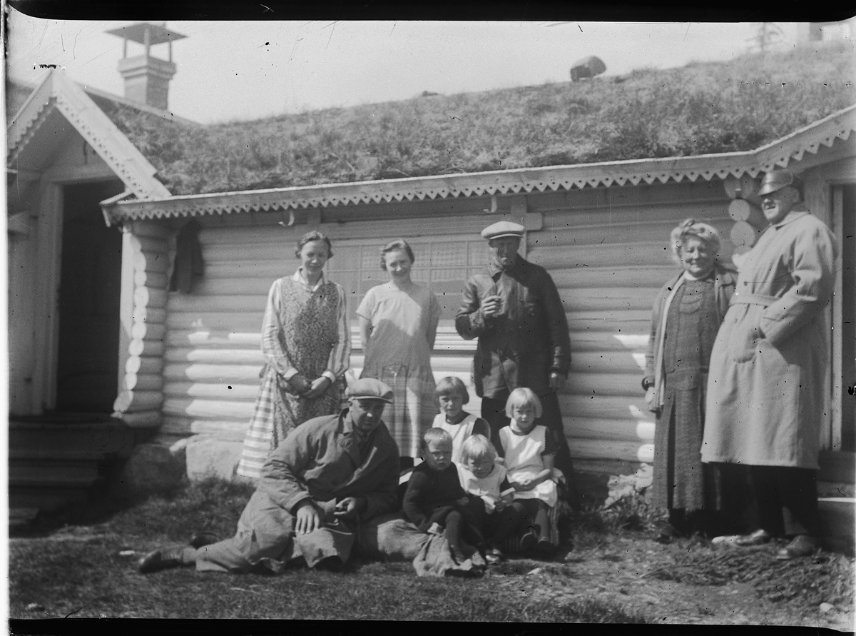 Ringsaker, Ringsakfjellet, Ljøsheim, hytta Fjellhaug var av de første hyttene som ble oppført på Ljøsheim av sagbruk og fabrikkeier Johannes Olsen fra Kvisla Bruk, overtatt av sønnen Julius Olsen, senere solgt til Netta Freng, videre tll Tor Freng og så til Thorolf Simonsen,