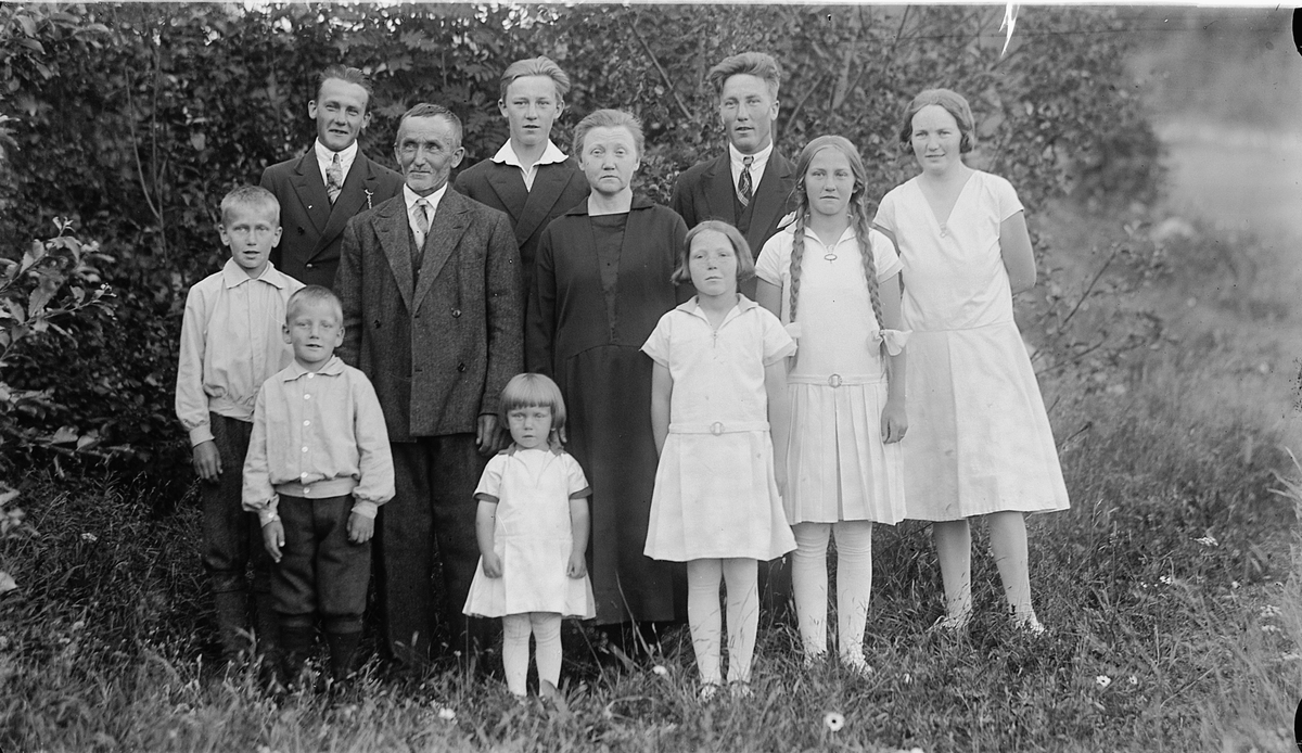 FAMILIEN MÆHLUM PÅ TRONSBAKKEN. F. V FORAN SVERRE, PER, ELSE, GERD, MARGIT OG DORTHE. BAK OLAF, JOHAN ( FAR ) TRYGVE, GINA ( MOR ) OG OLE. 