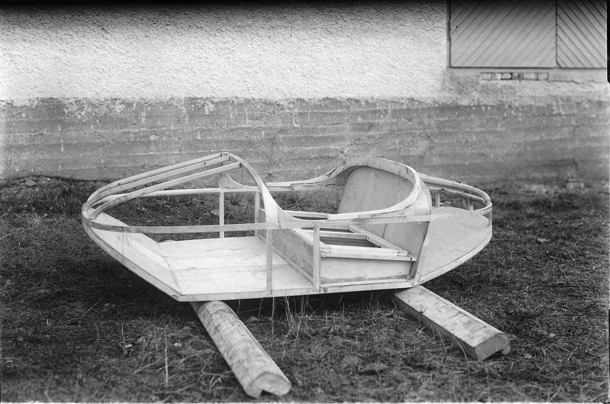 Jernbaneautomobil, karosseri av tre som skulle belegges med aluminiumsplater. Motordresin, motortralle, konstruert av Ingeniør Sverre Hagen ved Kreftings Verksted, Martodden på Hamar i de gamle lokalene til Norsengs Vognfabrikk. Dresinene ble brukt til linjeinspeksjon ved Norges Statsbaner. NSB.