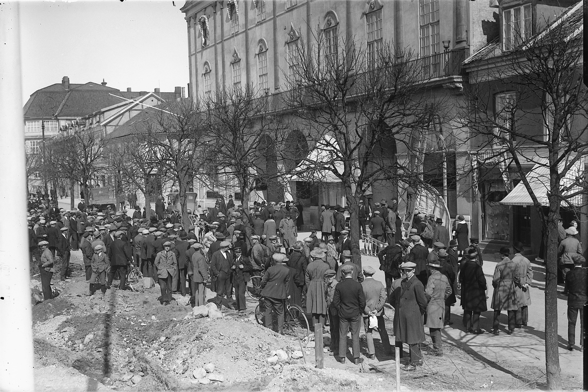 Hamar, Strandgata 23, Festiviteten, byggingen startet i 1919, Hamar Sparebank, A/S Hamar Samlag åpner utsalg av vin og sprit 2. mai 1927, i 1938 A/S Vinmonopolet, 
