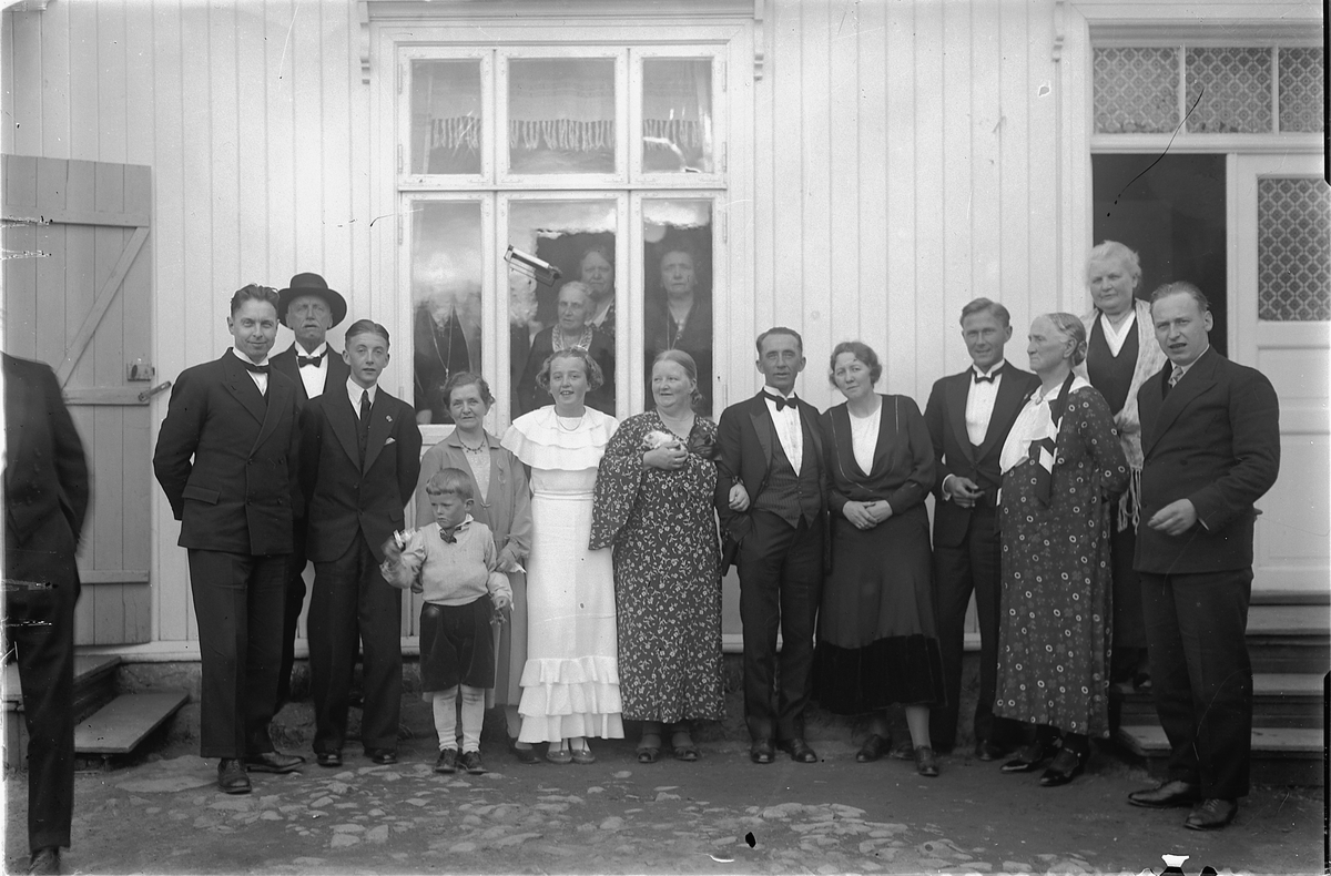 Hamar, Fremstad hos kjøpmann Erling Sannerud, i dag i Furnesvegen 134 på Solvang. Bildet er tatt i 1935 på Berta Marie Sanneruds konfirmasjonsdag. Fra venstre: Kjøpmann Erling Sannerud, Tannlege Odd Reidar Sannerud, Fotograf Oscar Løberg m/hatt, Rolf Christensen, Anne Dorthea Christensen født Samsing, Odd Johan Sannerud, konfirmant Berta Marie Sannerud gift Pabsdorff, Louise Sannerud født Samsing, Karl Johan Samsing, Hanna Samsing født Bjønnes, Eivind Sannerud, Kristine Sannerud født Hansdatter, Ingeborg Sørsdal og Johan Eriksen Sannerud. I vindu: bl. a. Birgitte Samsing født Foyn.