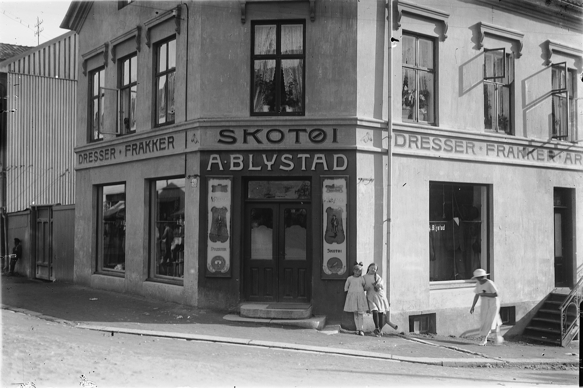 A. BLYSTADS SKOBUTIKK i Hamar, DRESSER, FRAKKER