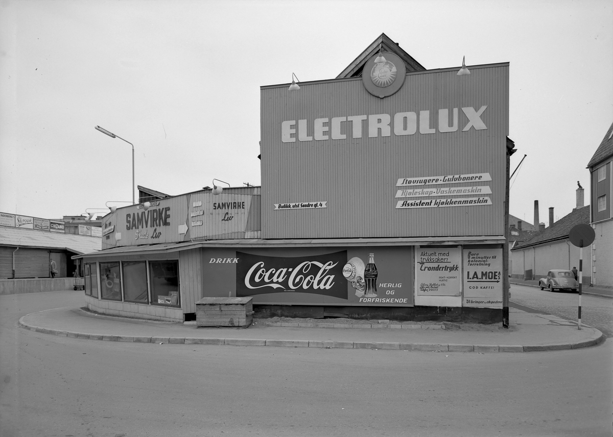 E.C. Dahls Bryggeri. Coca-Cola skilt ved rutebilstasjonen