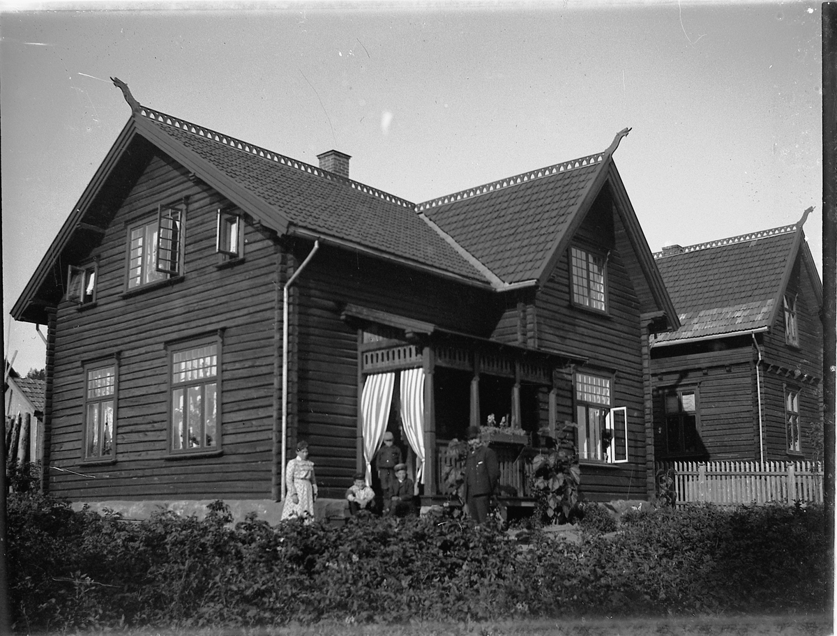 Hamar, Kontorsjef C. K. Gramms villa, oppført i begynnelsen av 1900-tallet (i kvartal 64).