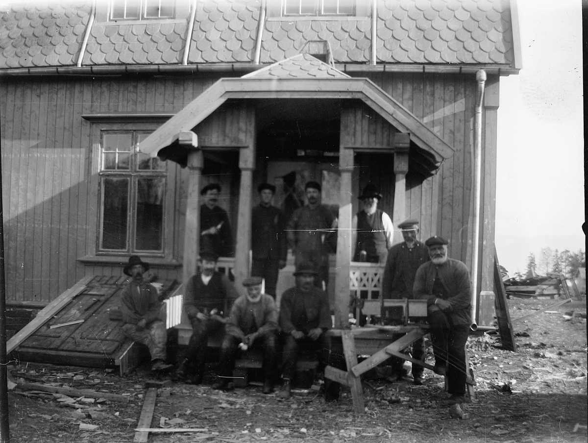 Hamar, Karl Sigurdssons gate 22, Fra byggearbeidet ved bankkasserer Nils Arstads villa på Storhamar. Huset ble oppført i 1910 etter tegninger av ingeniør A. Halvorsen, gruppe håndverkere,