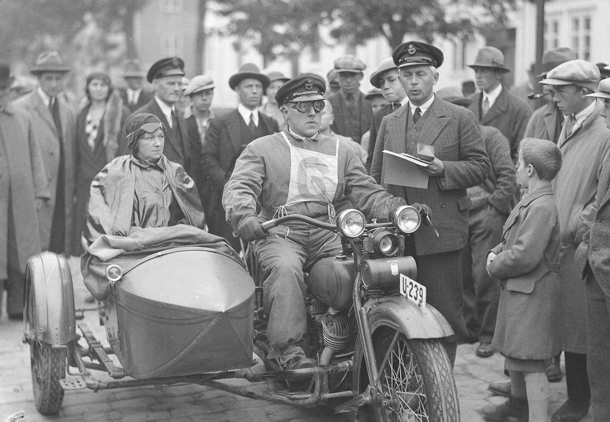 Bil- og motorsykkelløp. 1930-modell Harley Davidson