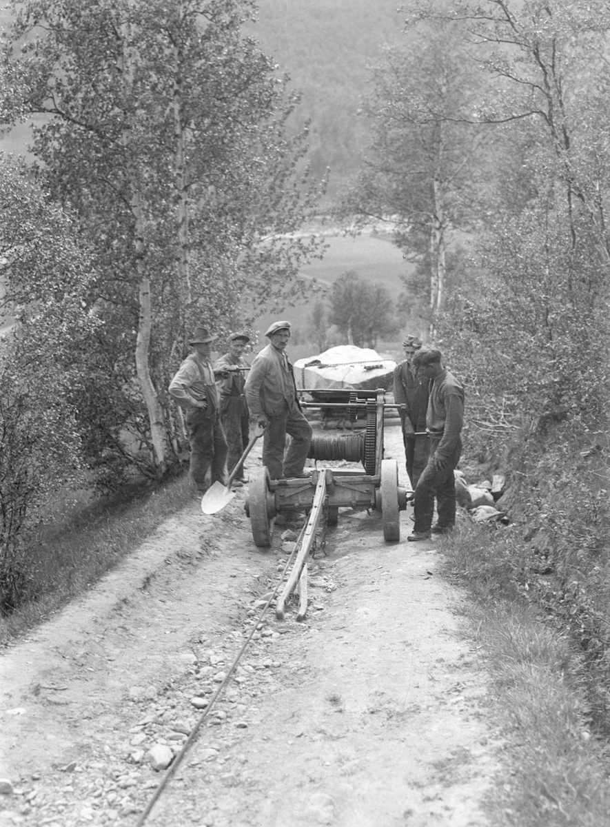 Transport av bauta over Bjørnstjerne Bjørnson opp til hans  fødested, Bjørgan prestegård i Kvikne