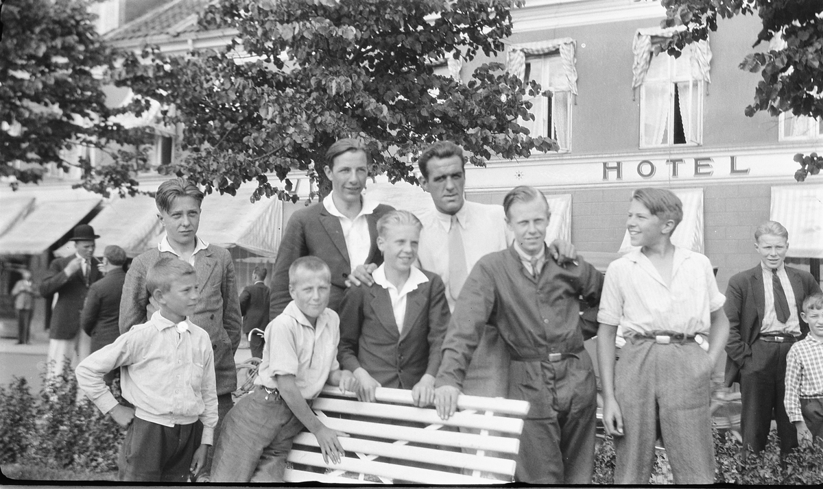 Hamar, Strandgateparken foran Victoria Hotel, fra venstre: Johannes Granberg, Borger Berntzen, Haakon Larsen, Arne Jensen, Arne Kirkeby, Tor Arnt Jensen, Ole J. Lie, i midten med slips bokseren Otto Von Porat (1903-1982) fikk olympisk gullmdalje i boksing i 1924,