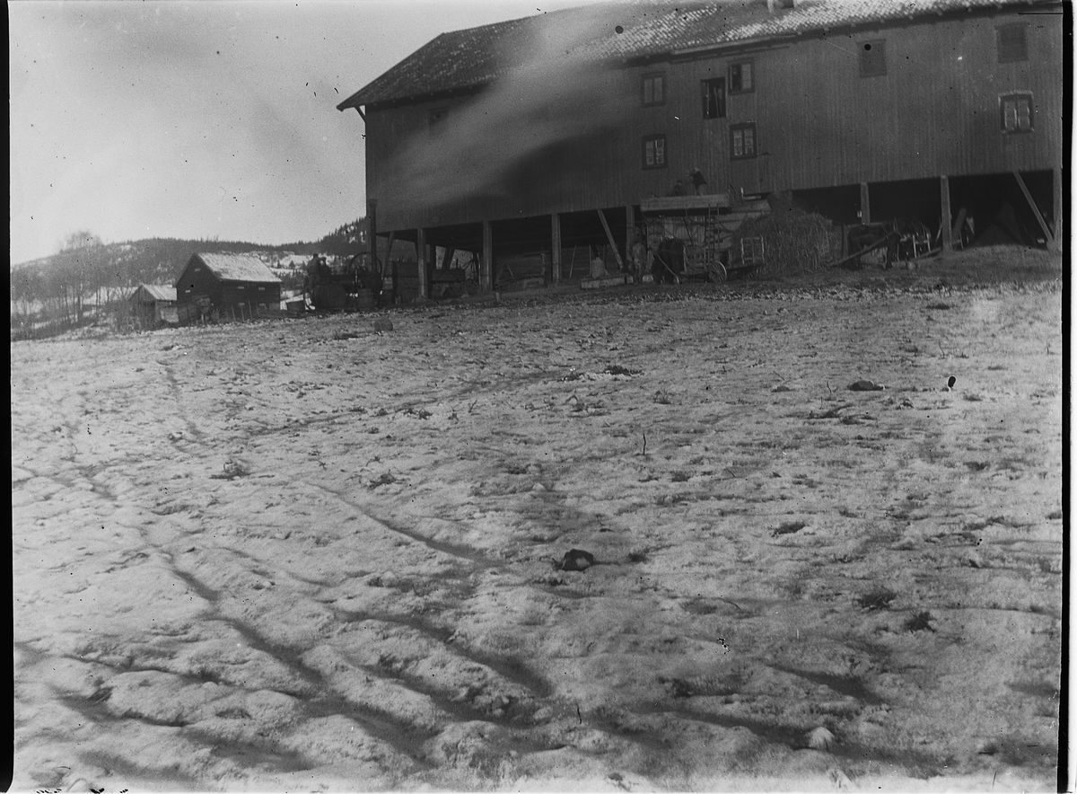 Ringsaker, Ring, Fjølstad, Treskelag med dampdreven motor,