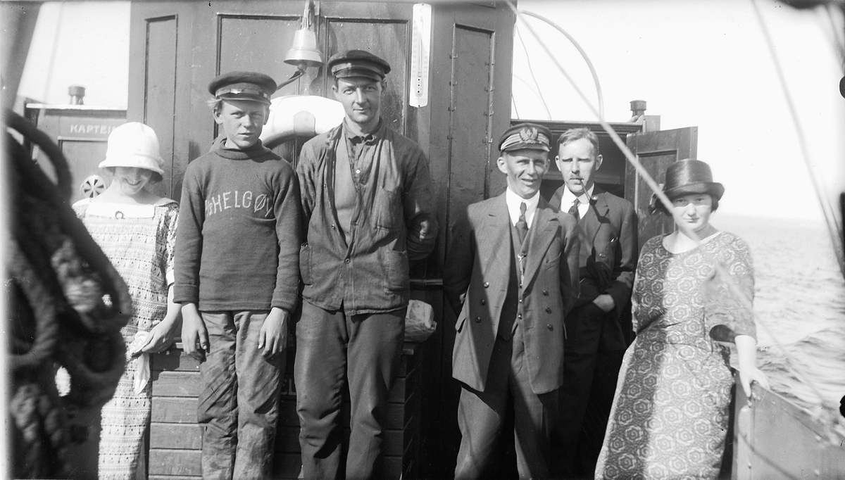 Mjøsa, mannskap, kaptein, passasjerer på Mjøsbåten D/S Helgøy, Båten het tidligere D/S Lettvindt fra 1867  ble ombygget og omdøpt til Helgøy i 1924. Til venstre: Anna Marie Johannessen gift Lunde. Nr 2 fra høyre med pipe: stasjonsmester Ivar Z. O. Lunde. Nr 3 fra høyre er trolig Nils Nilsen (1891-) fra Dalby på Helgøya, han var elektrotekniker og kaptein på en av Mjøsbåtene.