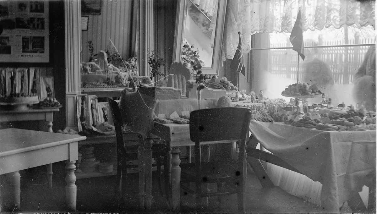 Hamar, Strandgata 15, baker og konditori O. Johannessen (Bager & Conditor), etablert i1902, drift fram til 1958, sønnen bakermester Johs. Johannessen tok over etter faren Olaus Johannessen i 1916, Utstillingsvindu, kaker, bakervarer, Domkirkeruinen som bakeverk,