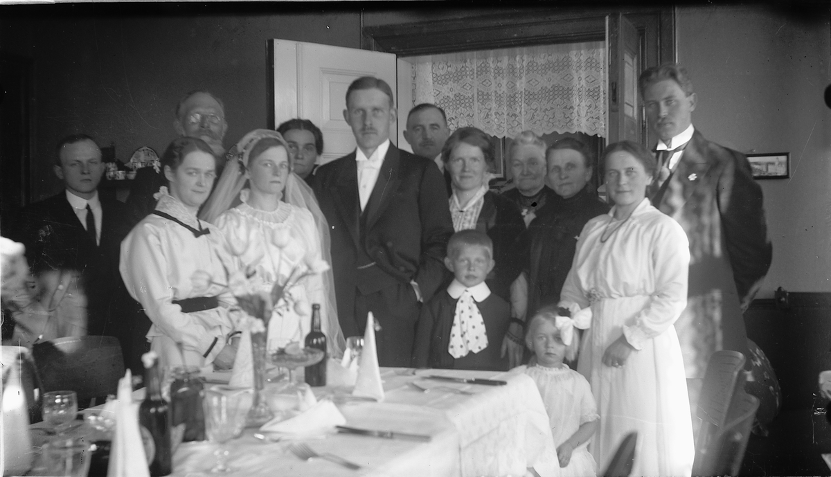 Bryllup. Brudepar og gjester. Bryllup til yngste datter til bakermester Olaus Johannessen og Lovise Johannessen:
fra Venstre: Petrus Johannessen, Aagot (Morbech) Johannessen, Jakop Johannessen (bror til Olaus), bruden Anna Marie Johannessen, litt gjemt: Malle Johannessen, Brudgom stasjonsmester Ivar Z. O. Lunde, nn, nn. Boletta Morbech -brudens mor: Lovise Johannessen, Lovise (Johannessen) Finsdahl, Theodor Tobias Finsdal. Vigselen var 7.5.1916