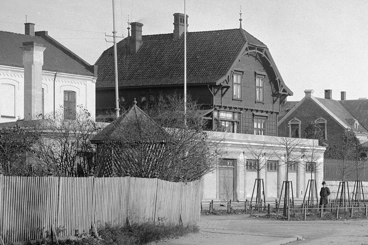 Hamar, Stangevegen12 med Jernbanens Forbrugsforening, bak Stangevegen 14 som var Engebret Soot sin villa fra 1896 som han hadde tegnet selv,