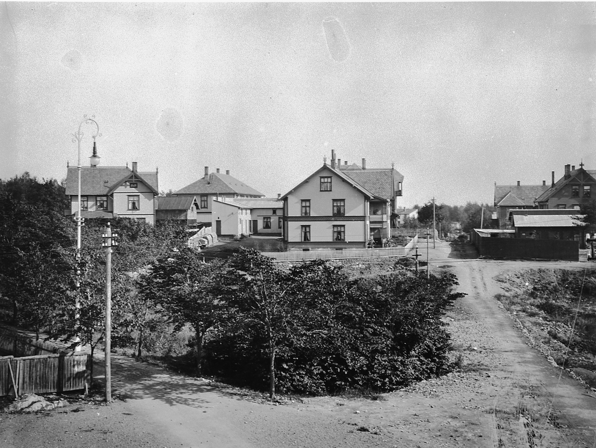 Hamar, St. Olavs gate 60, gatelykt, gatebelysning, huset til venstre: Parkgata 51 var tidligere Sverdrups gate 23, bolig oppført for lærer- skoleinspektør: Elias Trætteberg (1864-1951) tegnet av Hamargutten Leif Jenssen (1879-) i 1901, "Trættebergvillaen",