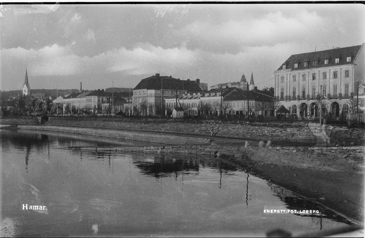 Bebyggelse i Strandgata, Hamar. Sett fra Mjøsa, jernbanebrygga. 