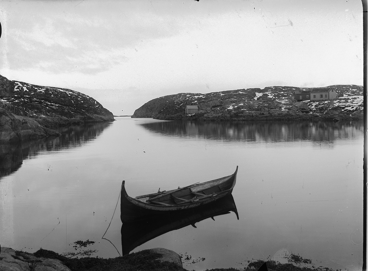 Nord-Trøndelag, Hartvigøya i Flatanger kommune, Dagny Bertine Ovesdatter kom fra huset til høyre, hun ble gift Dagny Baardseth (1887-1949) med fotograf Simen Baardseth fra Moelv i 1912, kystlandskap med robåt, Dagny var datter av Ove Eliassen Uthaug og Dorthea Hansdatter Hartvigøy, 

