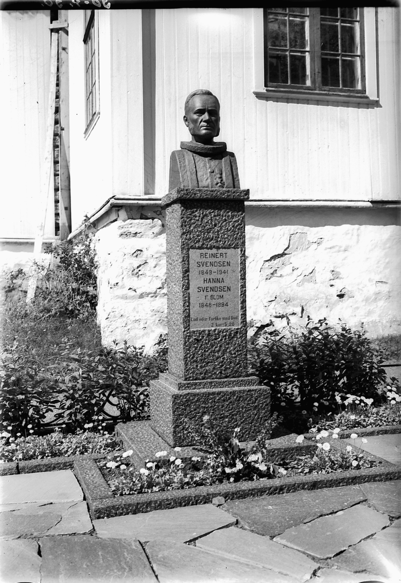 Ringsaker, Veldre kirke, statue av pastor Reinert Svendsen (1849-1941) og Hanna Svendsen født Blom (1846-1894)