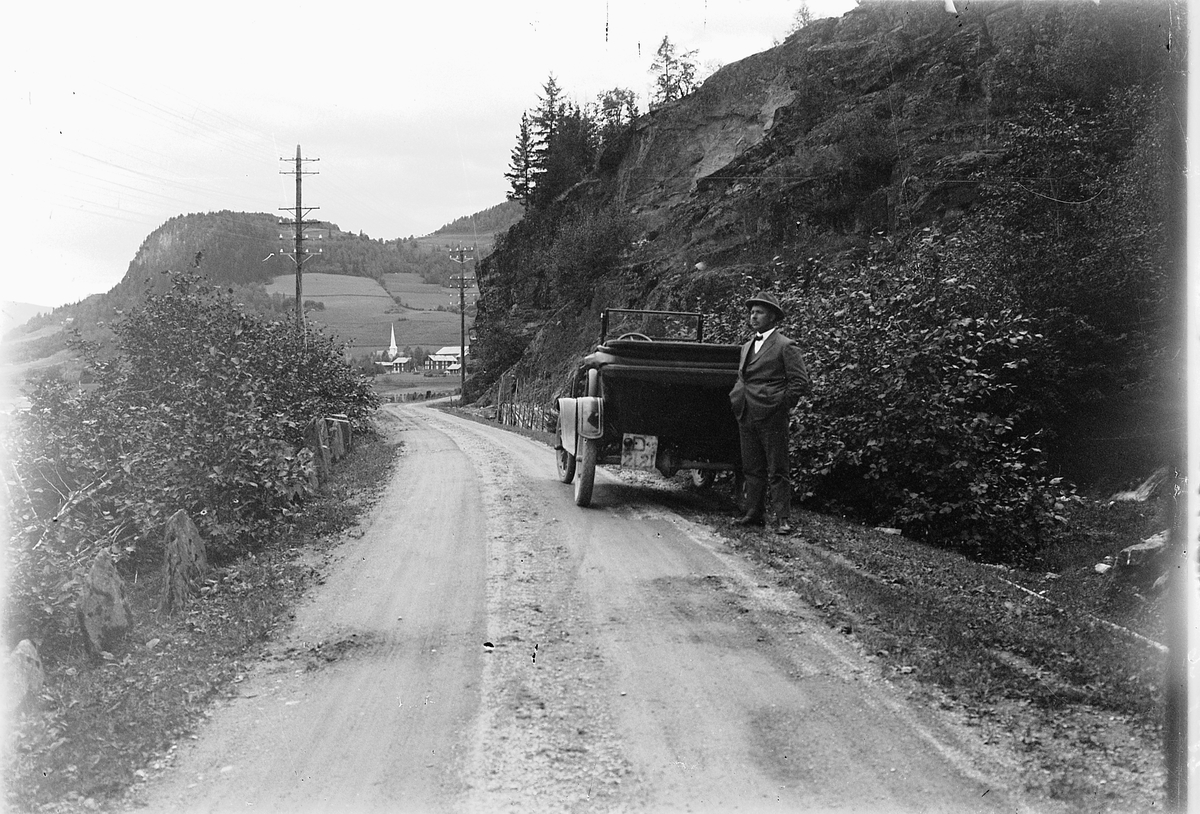 Gudbrandsdalen, lensmannsfullmektig  Harald J. Røed (1892-1966 ) arbeidet i Ringsaker i peroden 1919 til 1931 da han fikk arbeid i Sør-Odal, på biltur med en Ford T 1923-25 modell med registreringsnummer D-2121, Fåvang kirke i bakgrunnen.