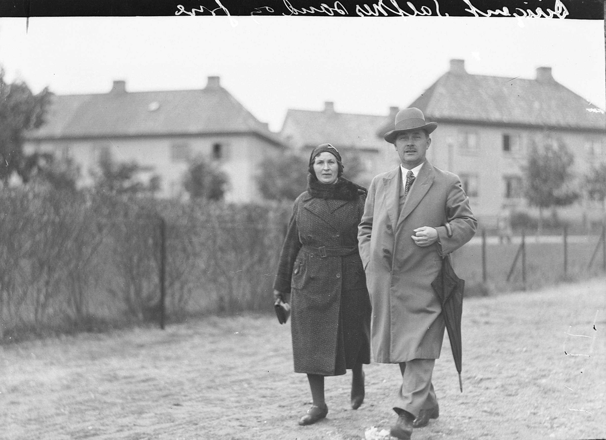 Overlærer Erik Saltnessand med fru Borghild på vei til valglokalet