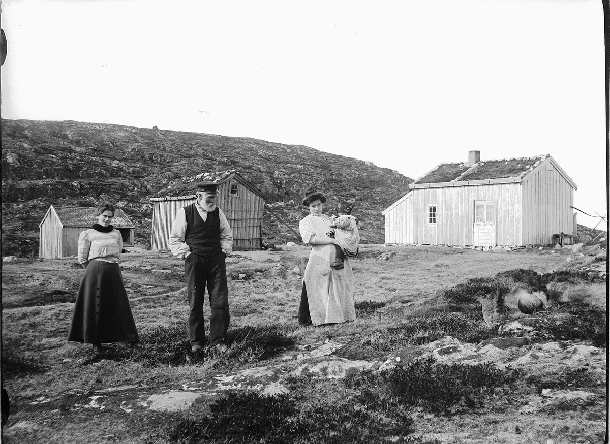 Nord-Trøndelag, Havnerøya i Flatanger kommune i 1911. Det viser de 2 loshusene som sto her. Fra venstre: Dagny Bertine Ovesdatter (1887-1949) gift med fotografen Simen Baardseth i 1912, Los Petter Hansen Havnerøy (1845-1917) og Lise Havnerøy f. (1889-1954) med datteren Anna f. 1910. Losen Petter Hansen Havnerøy var onkel til Dagny. Dagny var fra naboøya Hartvigøya.